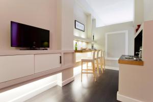 TV a/nebo společenská místnost v ubytování Sorrento Apartments One