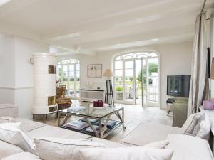a living room with a couch and a table at Leuchtturmblick-Sued in Kampen