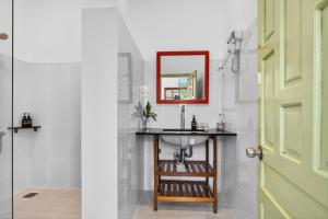 a bathroom with a sink and a mirror at Chành Rành House in Vĩnh Hy