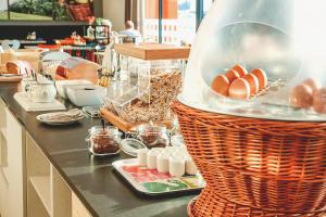 a counter with eggs in a wicker basket at I´m Inn Wieselburg in Wieselburg