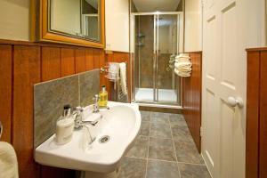 Koupelna v ubytování Knap Guest House + 37 fotografií