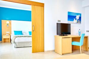 Телевизор и/или развлекательный центр в Universal Hotel Marqués
