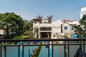 una vista dal balcone di un resort con piscina di The Night Hotel a Siem Reap