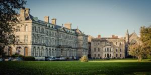 duży budynek z zielonym trawnikiem przed nim w obiekcie DCU Rooms All Hallows w Dublinie