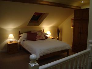 Кровать или кровати в номере Bramble Cottage & Rossmoor Cottage