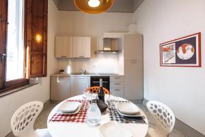 エンポリにあるResidenza Cavourのキッチン(テーブル、椅子付)