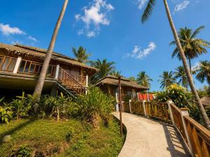 a path leading to a house on the beach at Better View Koh Yao Yai in Ko Yao Yai