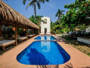 a swimming pool in a resort with at Hotel Verdemar in Acapulco +11 photos