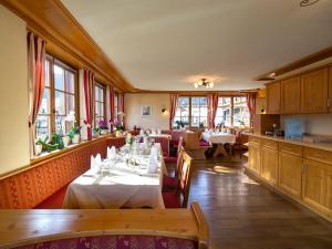 a restaurant with tables and chairs in a room at Landhotel und Apartments Sonneck in Feldberg