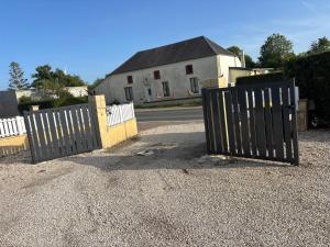 a pair of gates in front of a house at Petite maison sympathique in Auvers