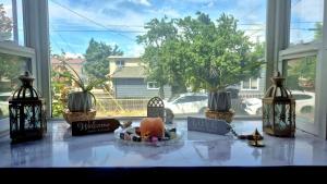 a table with a turkey in a bowl in a window at Anissa Shasta Hostel in Weed