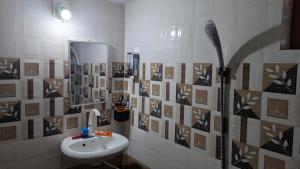 a bathroom with a sink and a shower at Adan Paradise Riverview Homestay in Attappādi