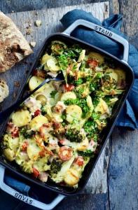 a pan of food with broccoli and other vegetables at Klevs gästgiveri 25 min från Ullared in Mårdaklev