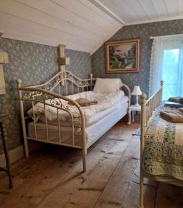 a bedroom with two beds in a room with a ceiling at Klevs gästgiveri 25 min från Ullared in Mårdaklev