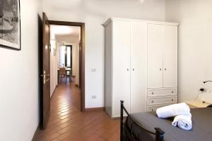 - une chambre avec un lit, un placard et un couloir dans l'établissement Oriuolo Palace, à Florence