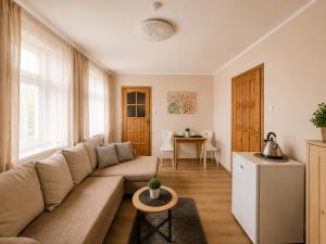 a living room with a couch and a table at Pensjonat Natalia Sarbinowo - Blisko Plaży in Sarbinowo
