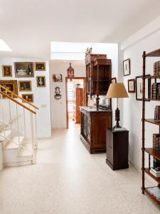 a living room filled with furniture and a lamp at Casa Denver in El Rompido