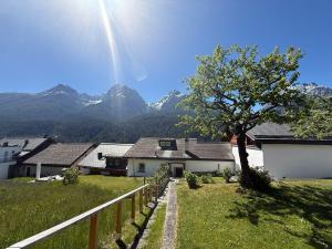 シュクオルにあるホテル カーサ ソフィアの木と山のある家の上の虹