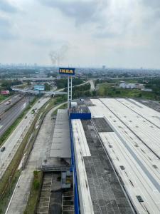 an overhead view of a airport with a highway at Sky House Hotel Style Bed IKEA 5min in Kampungklapa 2