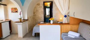 a room with a kitchen with a bed and a counter at Casa Vacanze Elianto in Anzio