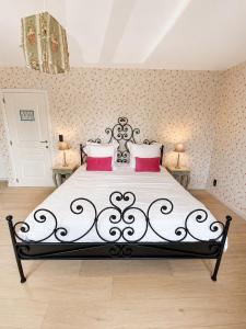 a bedroom with a black and white bed with red pillows at B&B Aline Florentine - adults only - Luxury B&B - Chambres d'Hôtes - Zimmer Frei - Short Stay in Kortenberg +170 photos