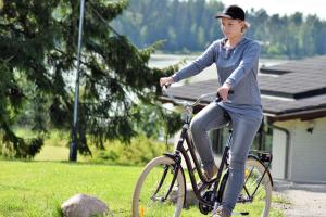 un joven montando una bicicleta en el césped en Hotel Hanhi, en Lapinjärvi