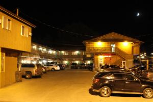 un coche aparcado en un estacionamiento por la noche en Gold Country Inn, en Deadwood