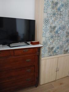 a flat screen tv sitting on top of a dresser at Casa venere in Pachino