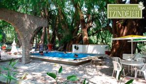 The swimming pool at or close to Hotel Balneario Tzindejeh