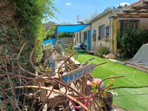a garden with a wooden bench in a yard at negev ein habsor עין הבשור דרום in Ein HaBesor