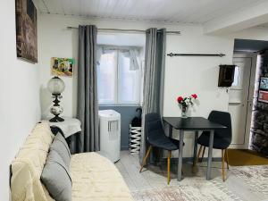 a living room with a couch and a table at Pé do Castelo Casinhas in Tomar