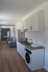 a kitchen with a washing machine in a room at Siorica AG Low Cost in Matalascañas