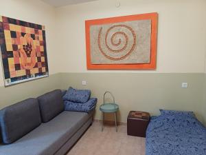 a living room with a couch and a bed at negev ein habsor עין הבשור דרום in Ein HaBesor