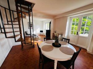 a dining room with a white table and chairs at Le Petit Bourdieu - Chevreuil in Jurançon
