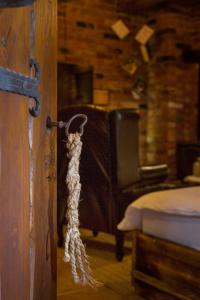a rope hanging from a door handle in a bedroom at Podroom LauMarYvo in Dugo Selo