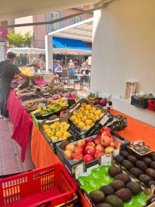 a market with many different fruits and vegetables on display at De Gaulle 2 pièces Сentral Appartement in Cagnes-sur-Mer