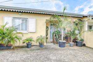 a house with palm trees in front of it at Villa Cardinal in Saint-Louis +1 photo