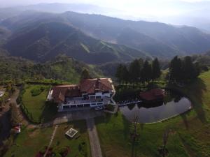 uma vista aérea de uma casa no meio de uma montanha em Hotel Reserva Monarca em Salento