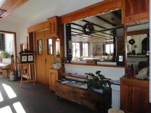 een kamer met een grote spiegel en een tafel bij Hôtel Bellier in Val dʼIsère