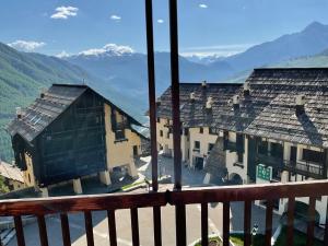 Blick auf einige Gebäude mit Bergen im Hintergrund in der Unterkunft Sestriere-Sises Lodges, Appartamenti Moderni, vicino alle piste in Sestriere