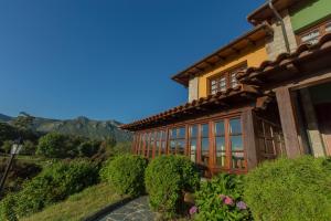 a house with a view of the mountains at Casas Rurales Playa de Guadamía in Llames de Pría