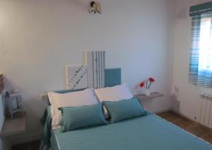 A bed or beds in a room at Apartamentos Rurales Azabal