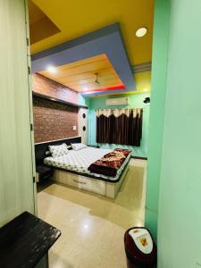 a bedroom with a bed in a room at Shri Vinayak Guest House Omkareshwar in Godarpura