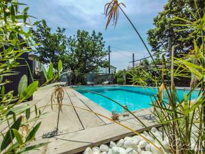 a swimming pool in a yard with plants at L'Escapade Albigeoise in Albi