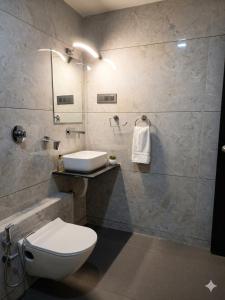 ein Badezimmer mit Toilette und Waschbecken in der Unterkunft Hotel Bliss County in Dhule