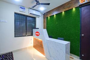 an office with a green wall and a chair at Hotel O ASHIRBAD PALACE in Urāli