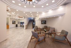 a waiting room with chairs and a table at מלון ברגר - למגזר החרדי in Tiberias