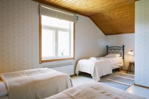 a room with three beds and a window at Faffas in Österretais