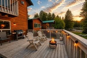 a deck with chairs and a grill on a cabin at Riverwood Lodge in Leavenworth