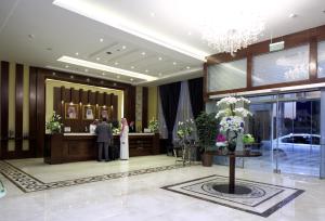فندق سويس انترناشونال رويال - الرياض في الرياض: عروس وعريس واقفين في بهو الفندق